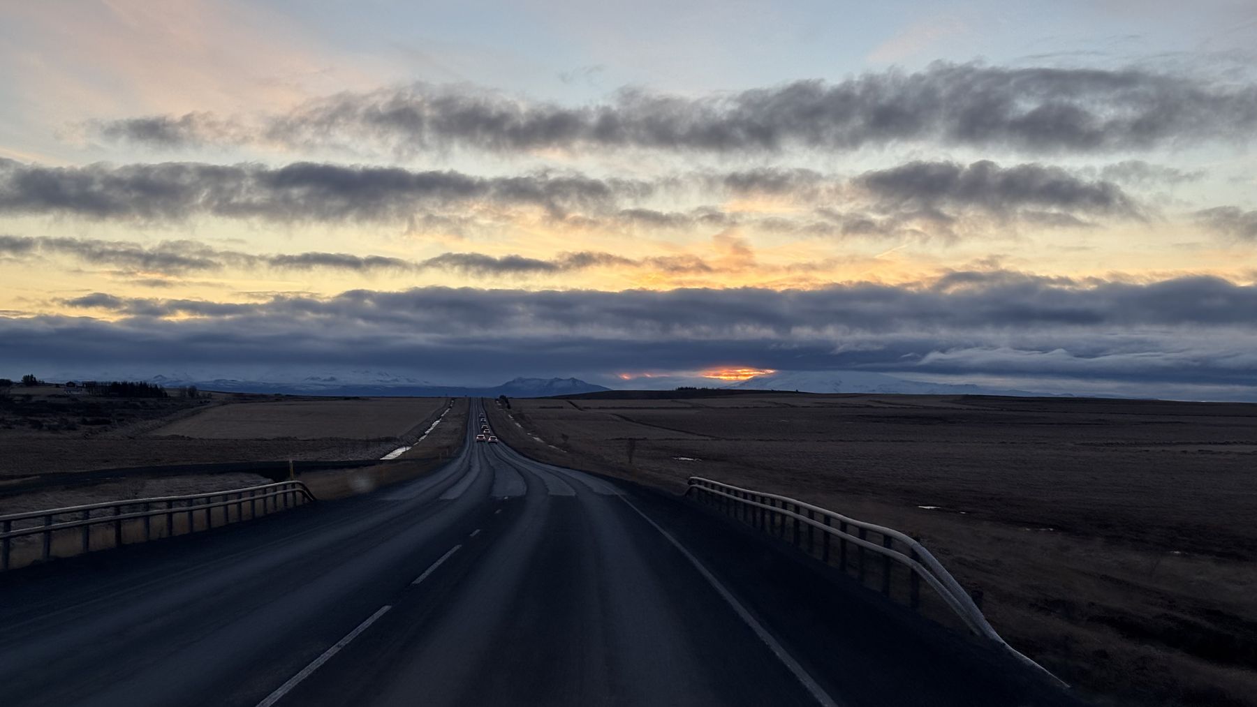 La carretera 1 recta y vacía hacia el horizonte bajo un cielo de atardecer