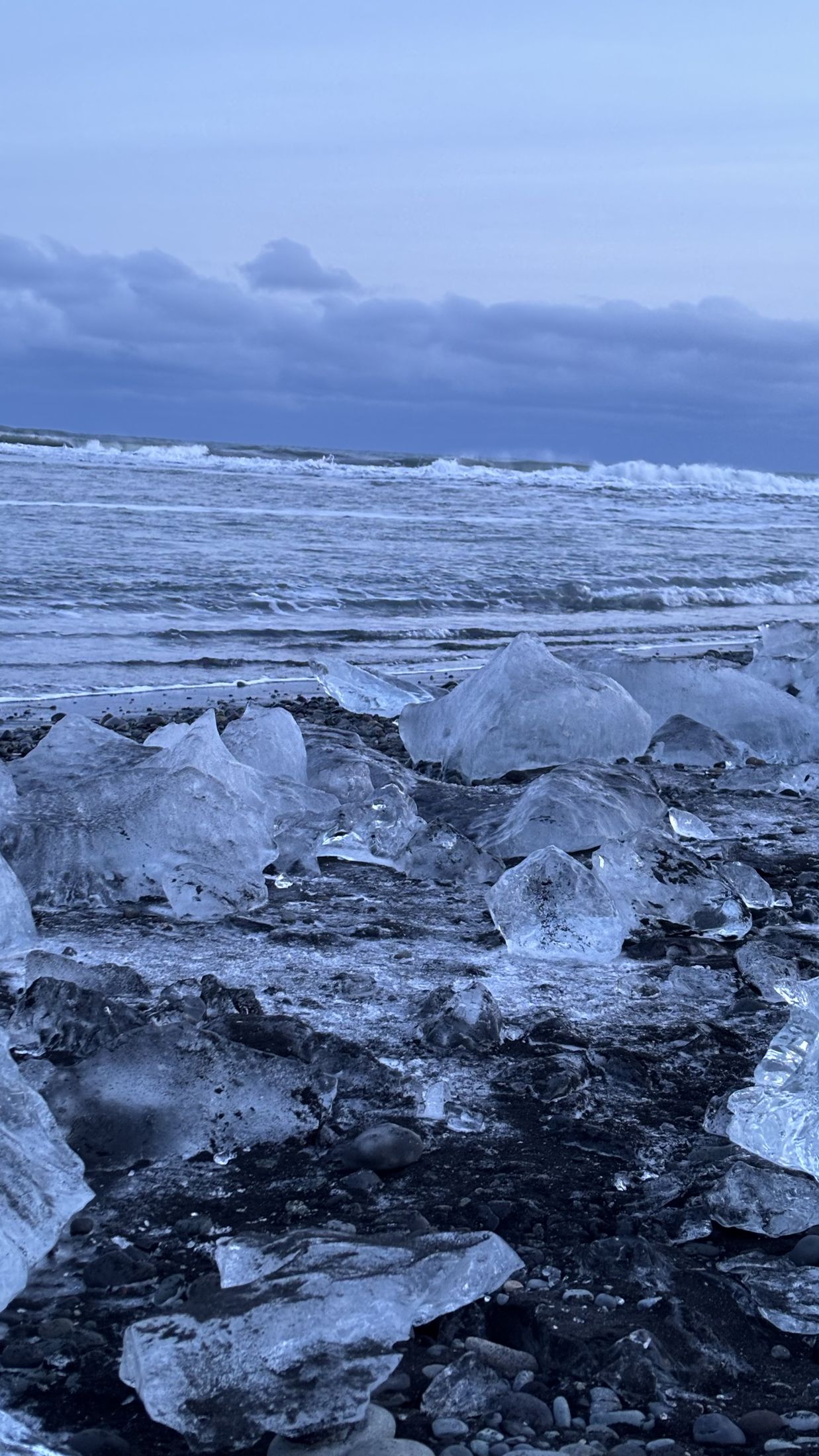 Trozos de hielo transparente varados en la arena negra de Diamond Beach