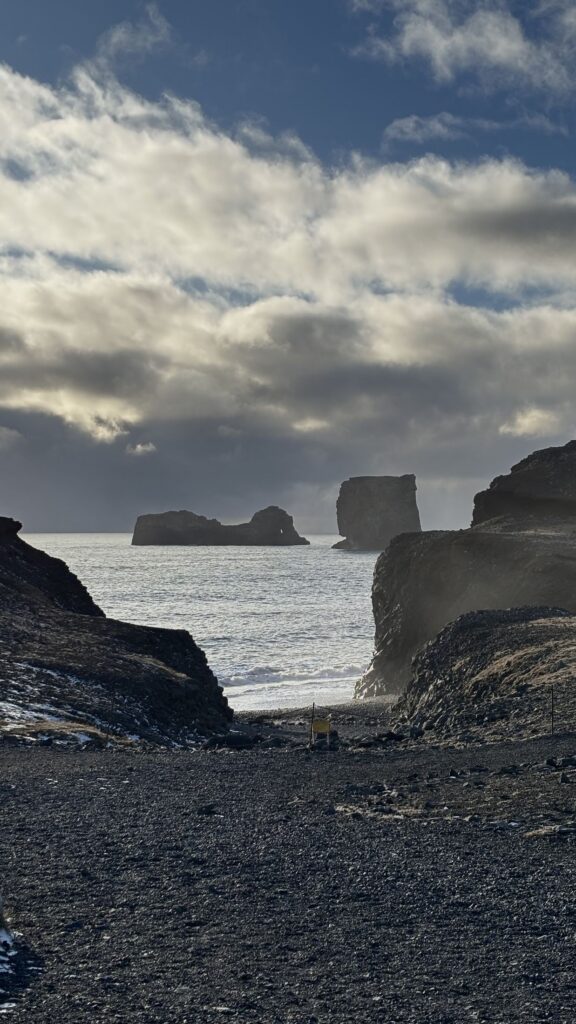 Acantilados y farallones de Dyrhólaey vistos desde una cala de guijarros