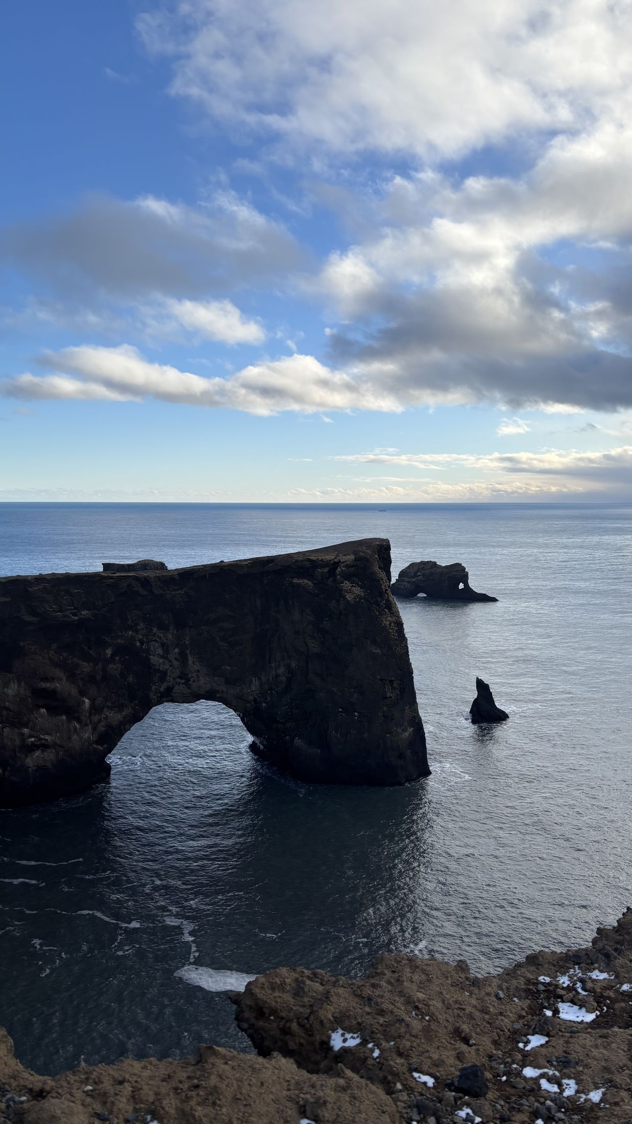 El arco de roca negra de Dyrhólaey sobre el océano