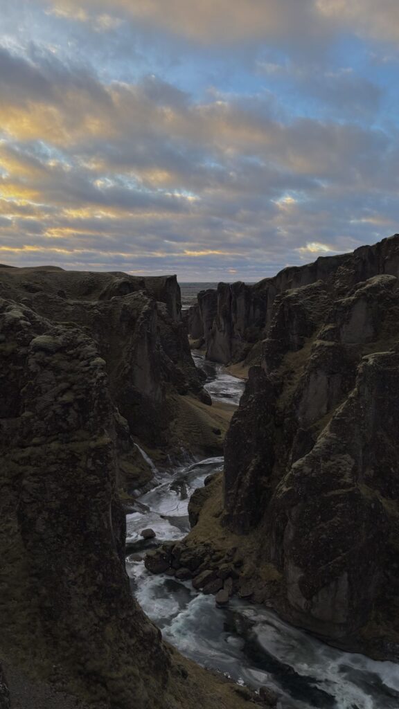 Vista vertical del cañón de Fjaðrárgljúfur con paredes cubiertas de musgo