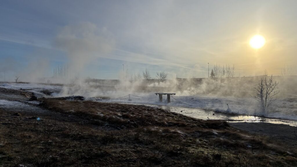 Columnas de vapor saliendo del suelo helado en el área geotermal de Geysir