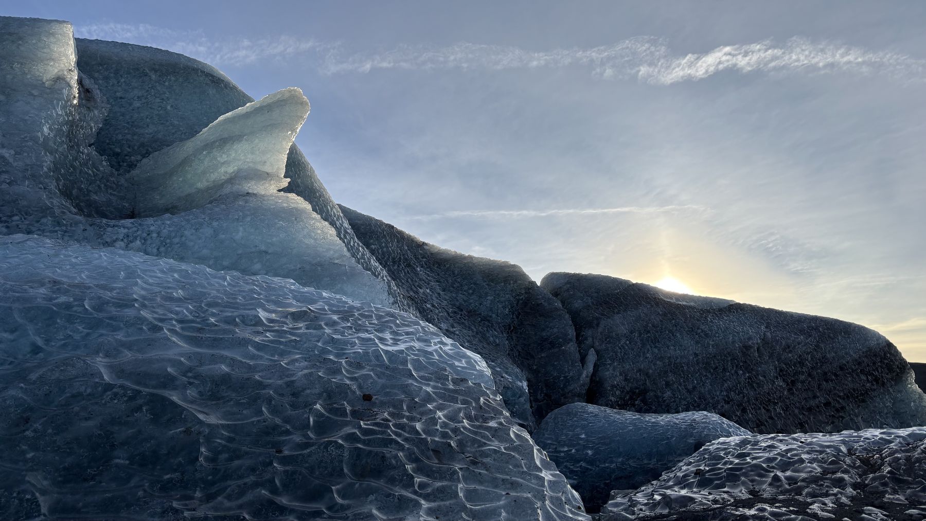 Hielo glaciar a contraluz con el sol bajo detrás