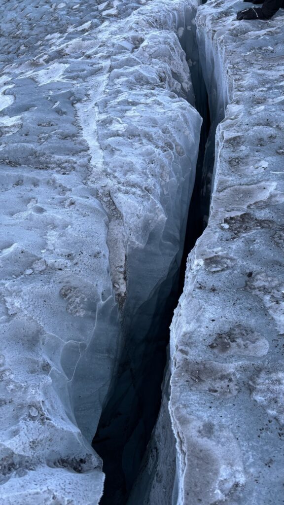 Grieta profunda y estrecha en la superficie de un glaciar