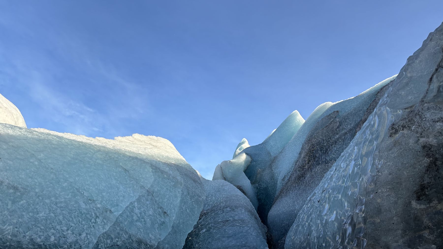 Bloques de hielo glaciar azul contra un cielo despejado