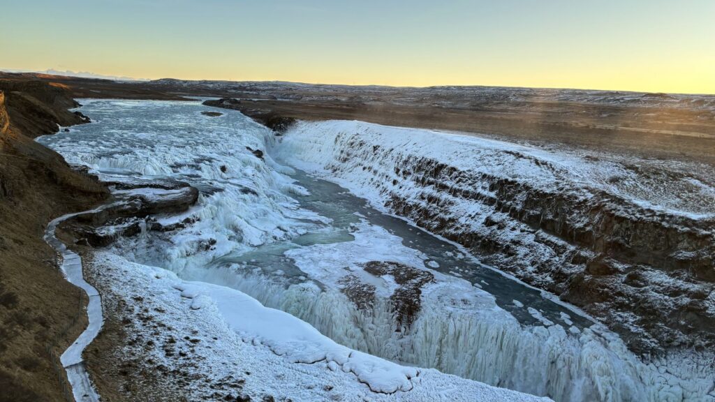 Cañón nevado de Gullfoss con el río medio congelado