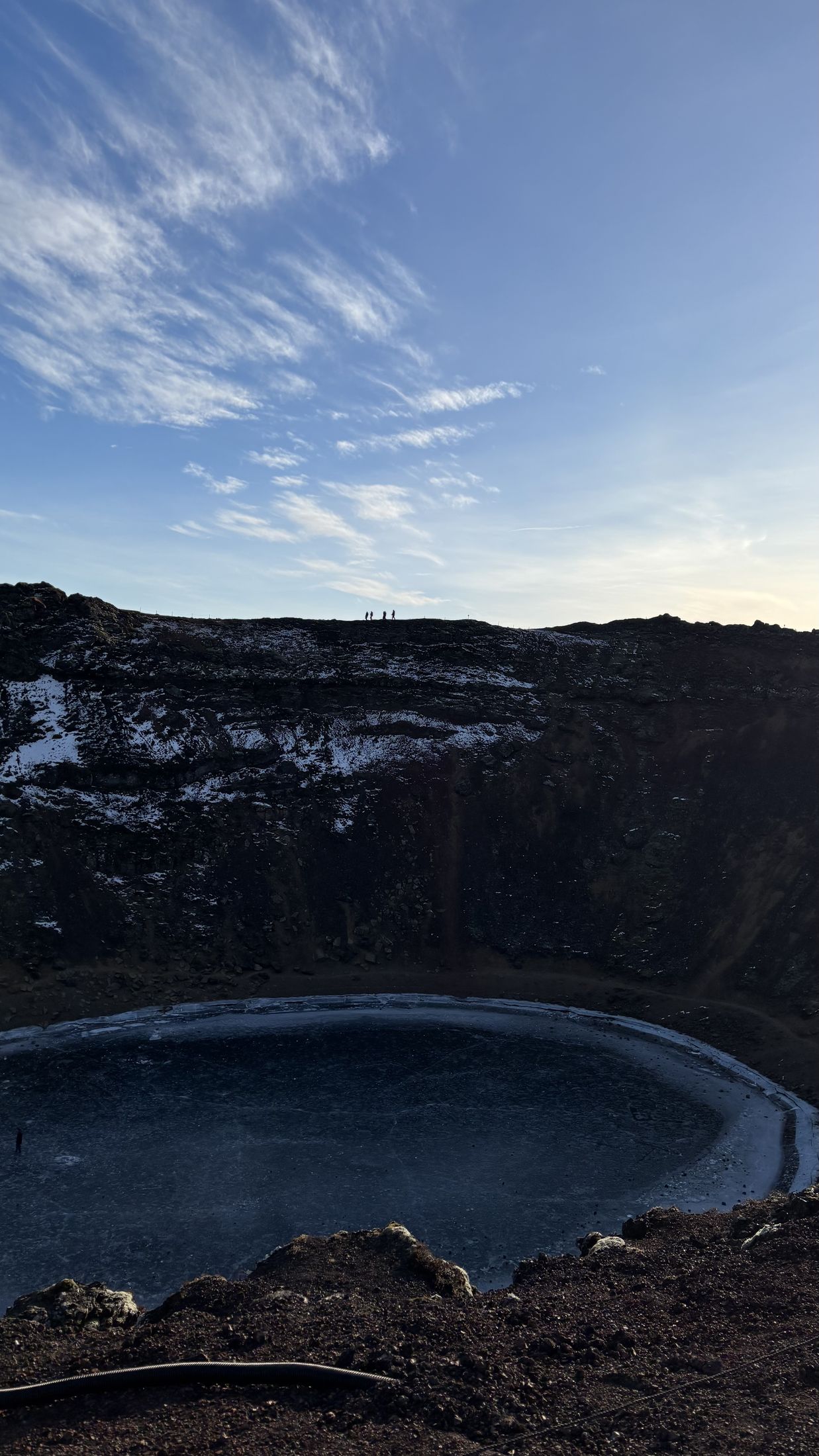 El cráter de Kerið con su lago congelado en el fondo