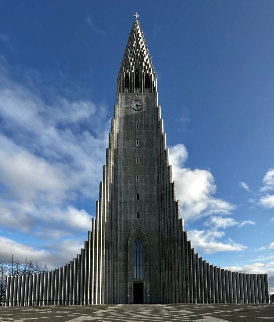 La torre escalonada de la iglesia Hallgrímskirkja contra el cielo
