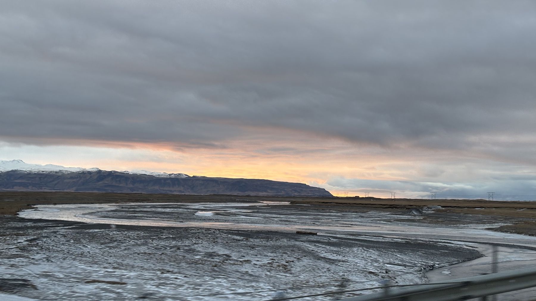 Río glaciar trenzado atravesando una llanura helada al atardecer