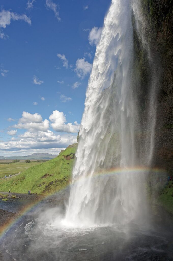 La cascada de Seljalandsfoss cayendo desde un acantilado verde