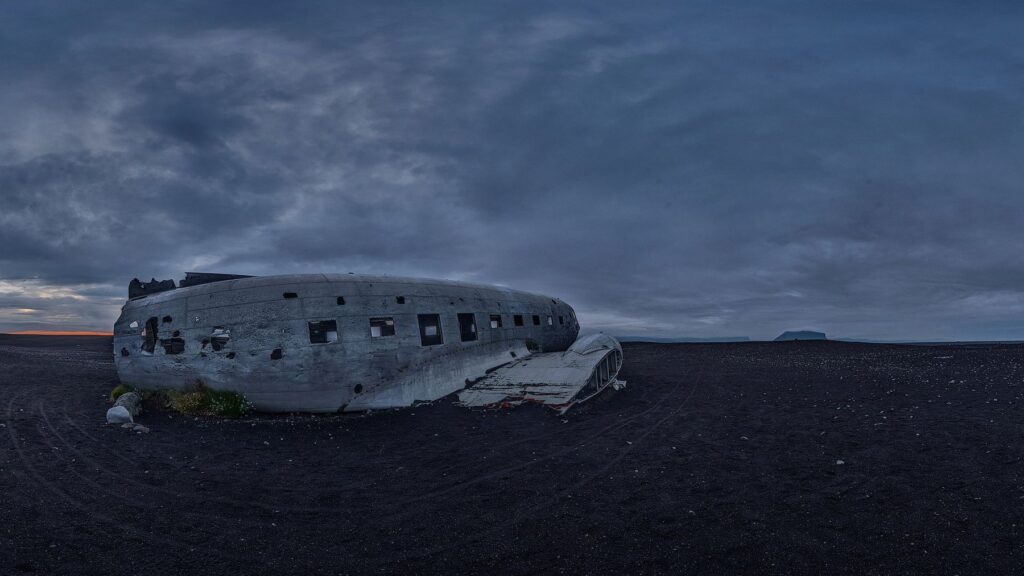 Fuselaje abandonado de un avión DC-3 sobre la llanura de arena negra de Sólheimasandur