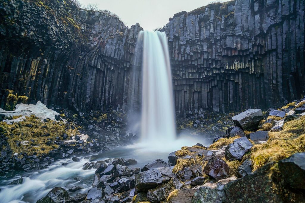 La cascada de Svartifoss cayendo entre columnas de basalto negro