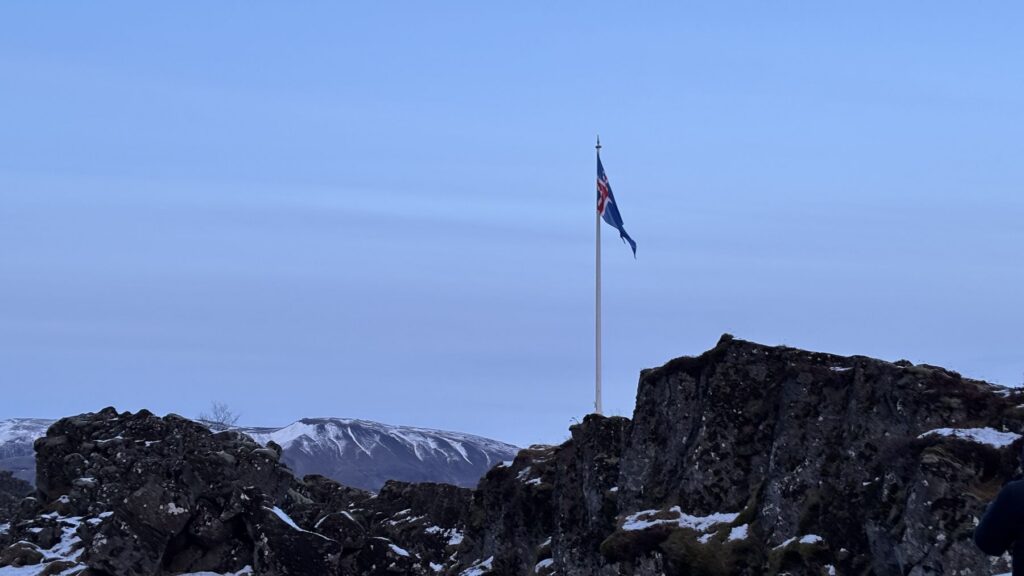 Bandera de Islandia sobre las rocas de la falla de Þingvellir